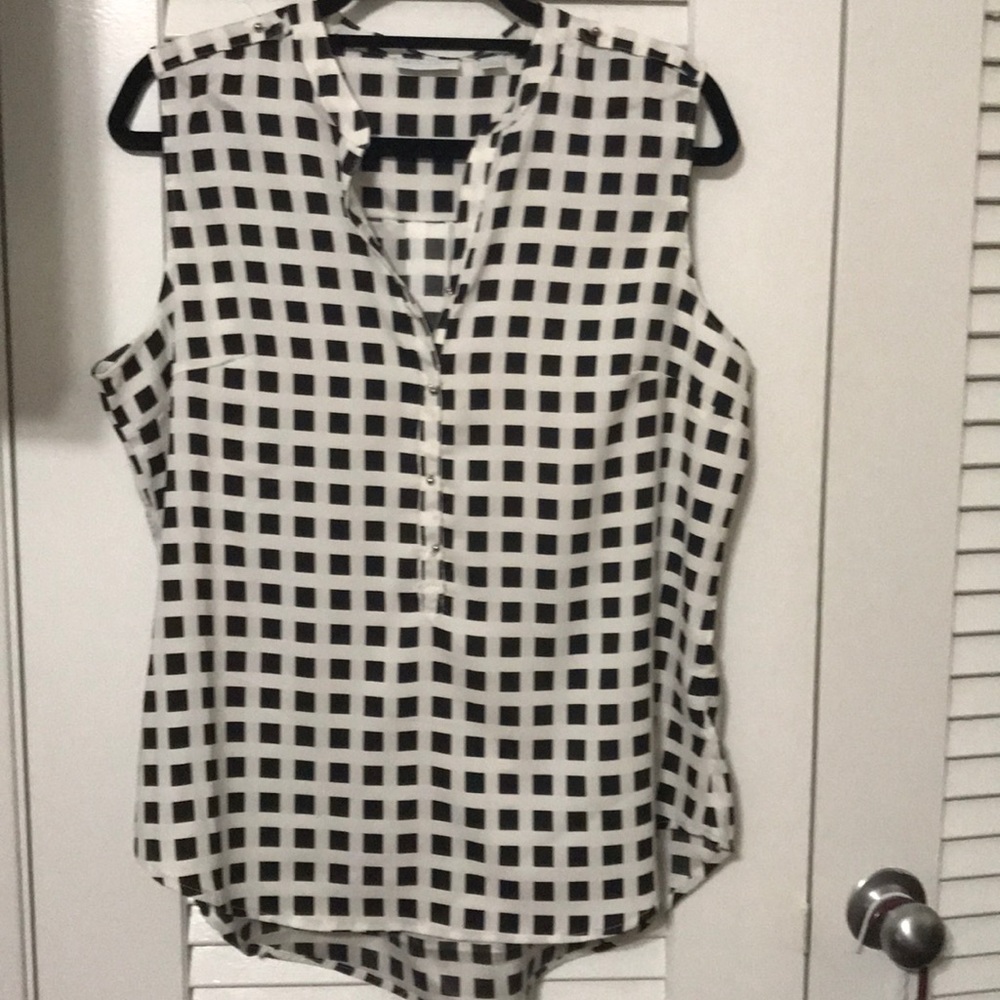 L NY&CO sleeveless top. Excellent condition!